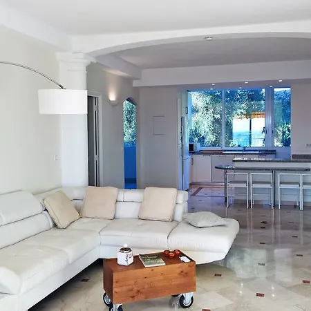 Stunning Flat Overlooking Bay *