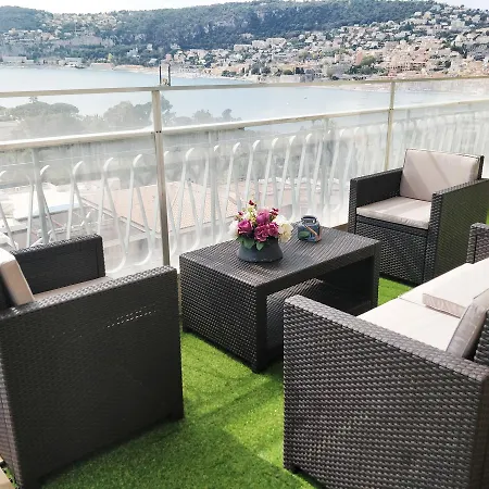 Stunning Flat Overlooking Bay