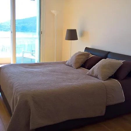 Stunning Flat Overlooking Bay